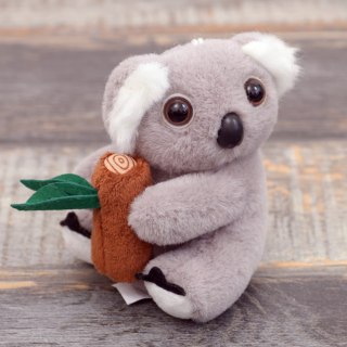 PLUSZOWY BRELOK KOALA Z GAŁĘZIĄ SZARY KARABIŃCZYK ZŁOTY 12CM